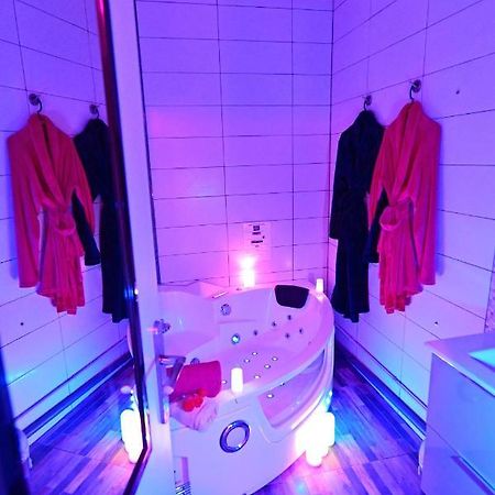 Luxe Sauna Privatif Et Grand Bain Jacuzzi A Deux A Biscarosse Plage Pour Nuit Romantique Avec Decoration Led Et Bougies บิสการ์รอส ภายนอก รูปภาพ