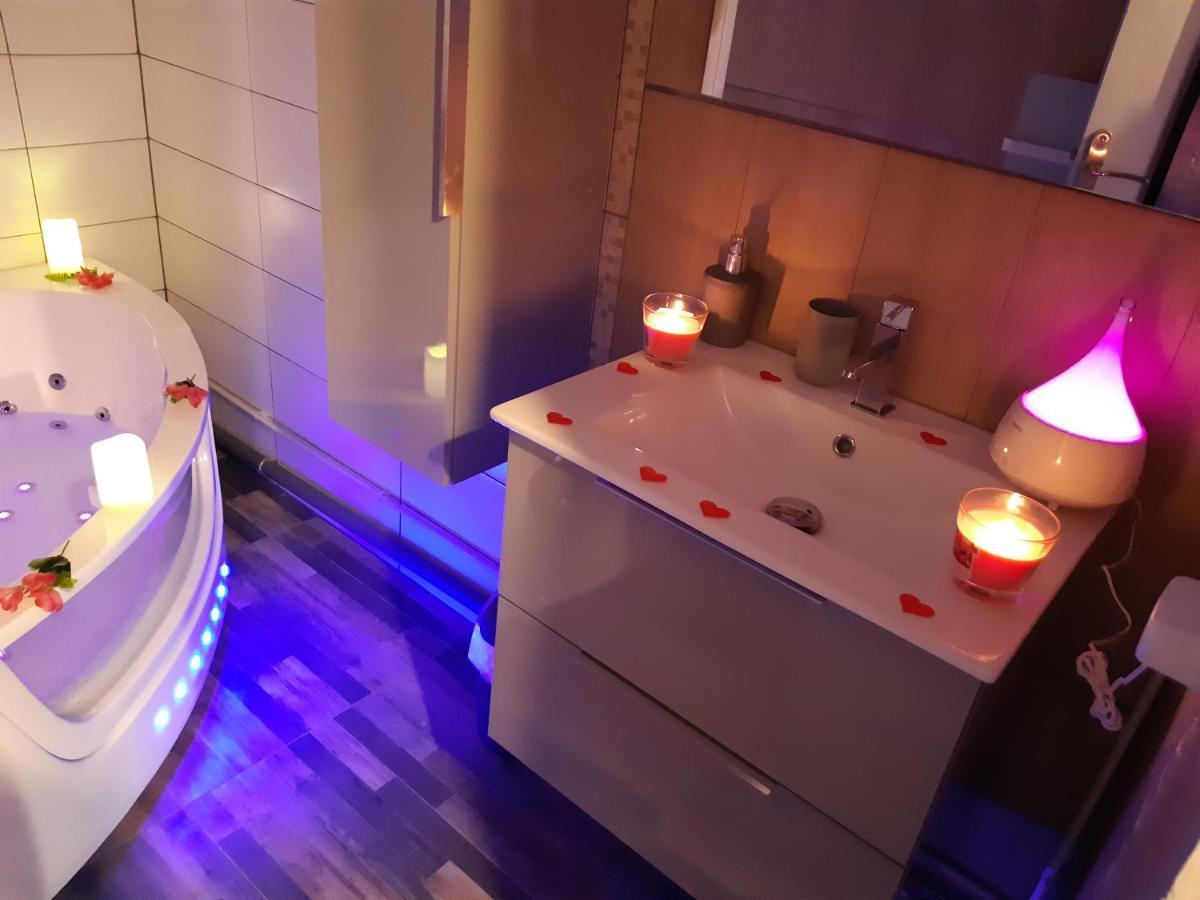 Luxe Sauna Privatif Et Grand Bain Jacuzzi A Deux A Biscarosse Plage Pour Nuit Romantique Avec Decoration Led Et Bougies บิสการ์รอส ภายนอก รูปภาพ