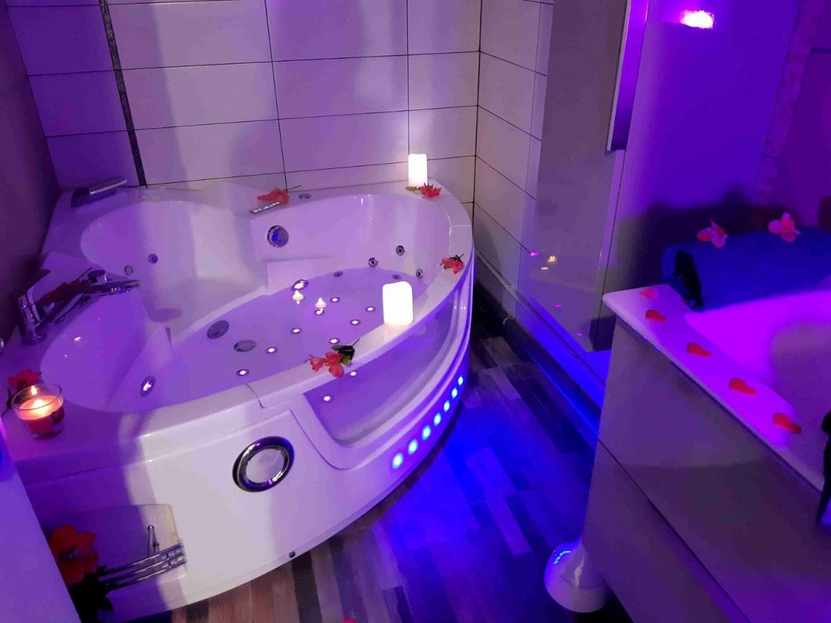 Luxe Sauna Privatif Et Grand Bain Jacuzzi A Deux A Biscarosse Plage Pour Nuit Romantique Avec Decoration Led Et Bougies บิสการ์รอส ภายนอก รูปภาพ