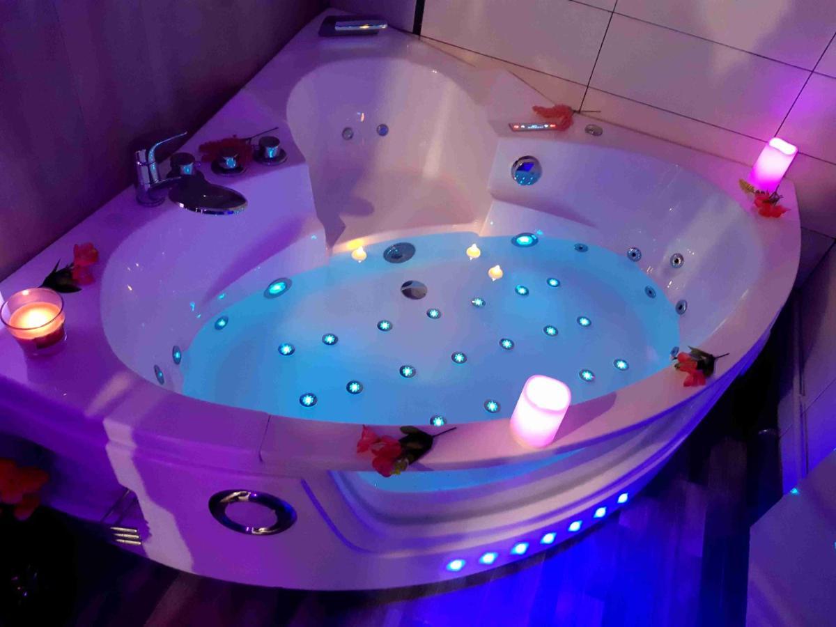 Luxe Sauna Privatif Et Grand Bain Jacuzzi A Deux A Biscarosse Plage Pour Nuit Romantique Avec Decoration Led Et Bougies บิสการ์รอส ภายนอก รูปภาพ