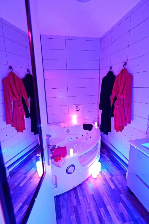 Luxe Sauna Privatif Et Grand Bain Jacuzzi A Deux A Biscarosse Plage Pour Nuit Romantique Avec Decoration Led Et Bougies บิสการ์รอส ภายนอก รูปภาพ