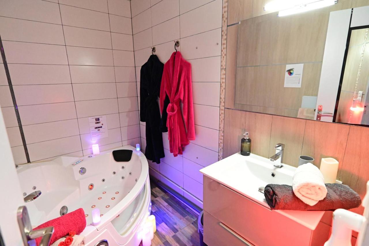 Luxe Sauna Privatif Et Grand Bain Jacuzzi A Deux A Biscarosse Plage Pour Nuit Romantique Avec Decoration Led Et Bougies บิสการ์รอส ภายนอก รูปภาพ